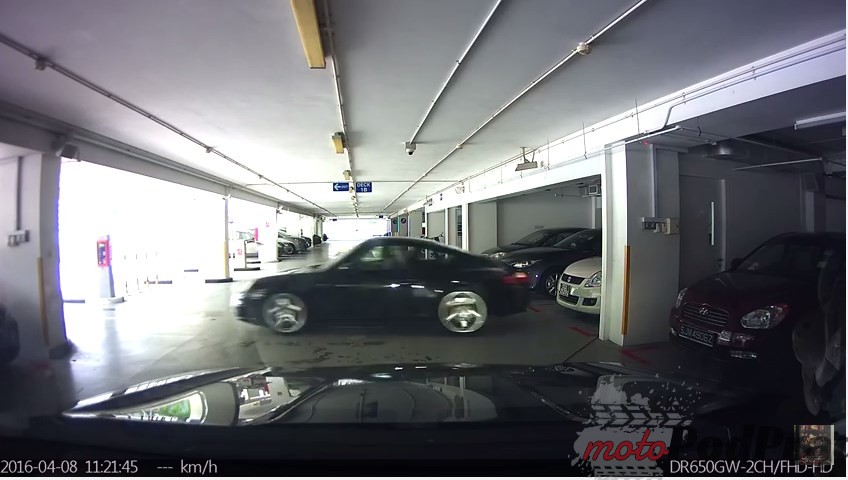 Wypadek Porsche na parkingu