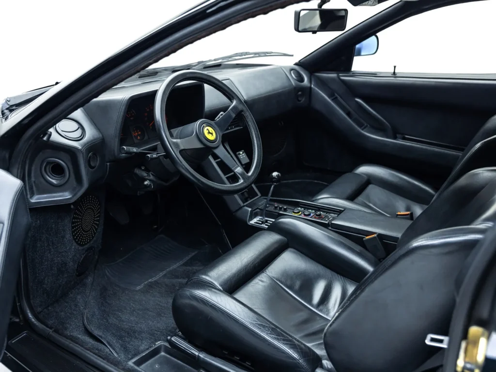 Ferrari Testarossa wnętrze